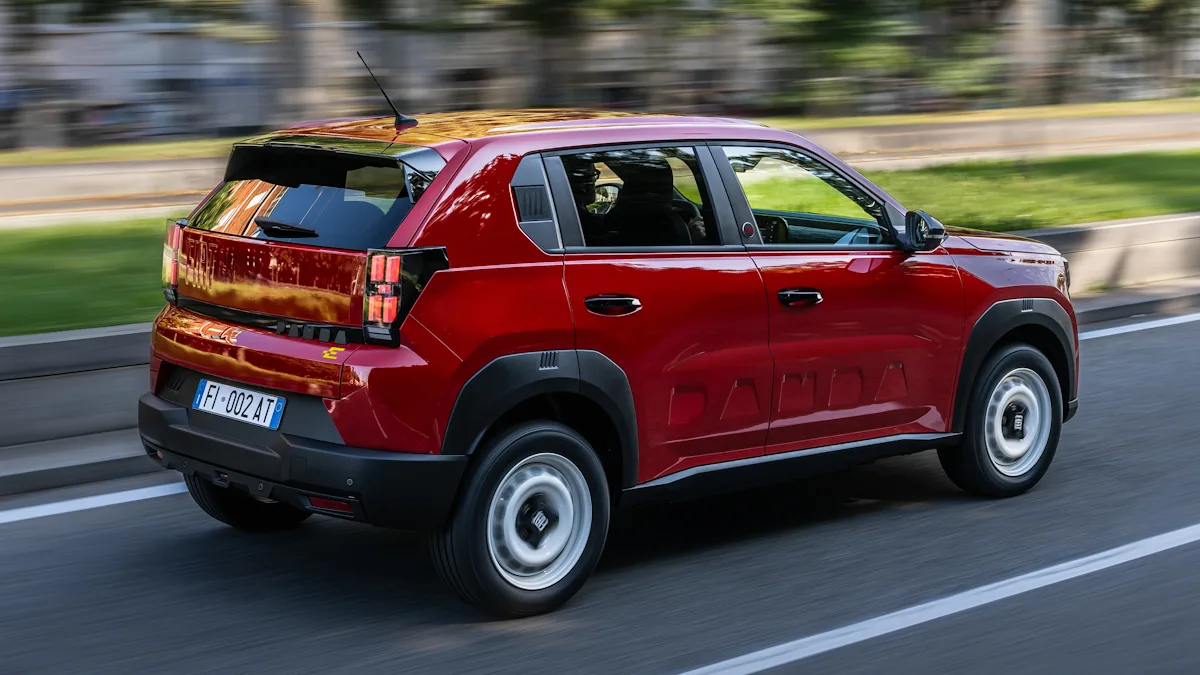 novo Fiat Uno / fiat grande panda vermelho de traseira em uma estrada