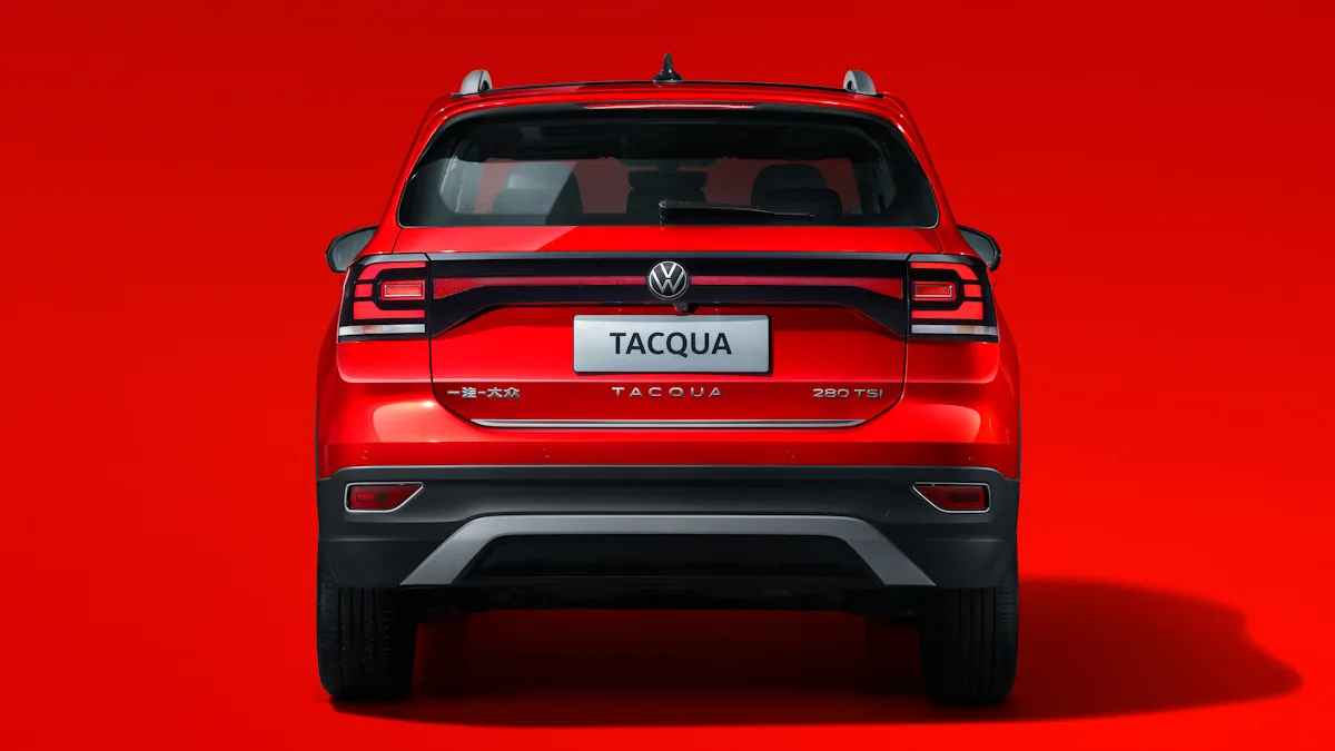 Volkswagen Tacqua vermelho de traseira em um fundo vermelho