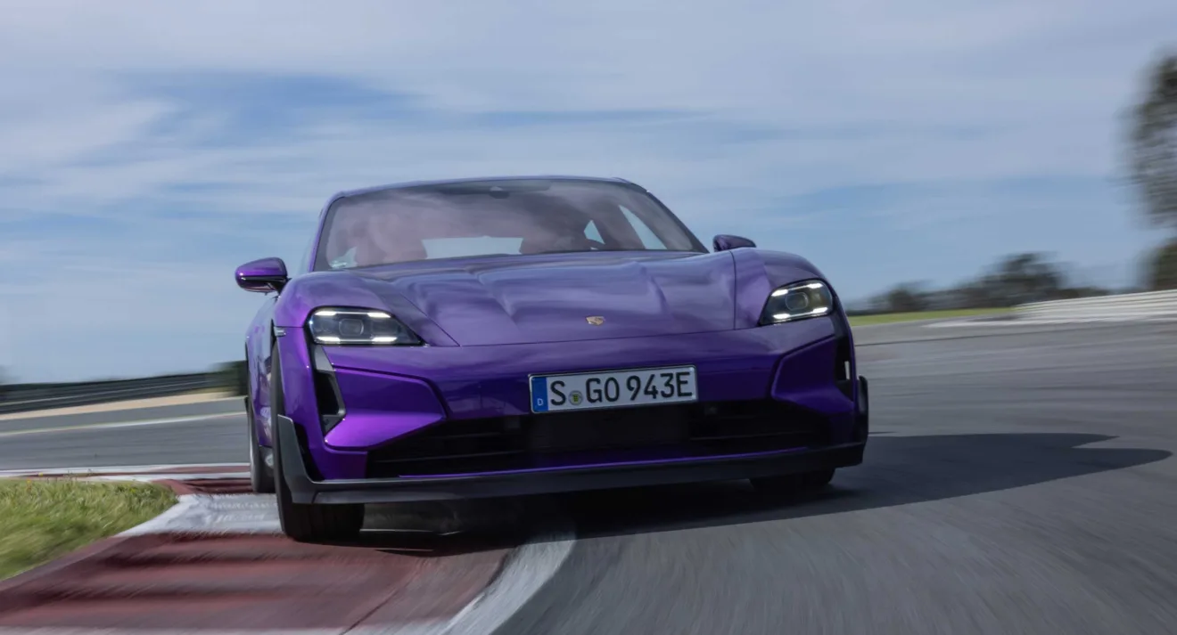 Porsche Taycan Turbo GT Pacote Weissach roxo de dianteira andando na pista