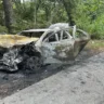 Chevrolet Cobalt incendiado após acidente, visto de frente