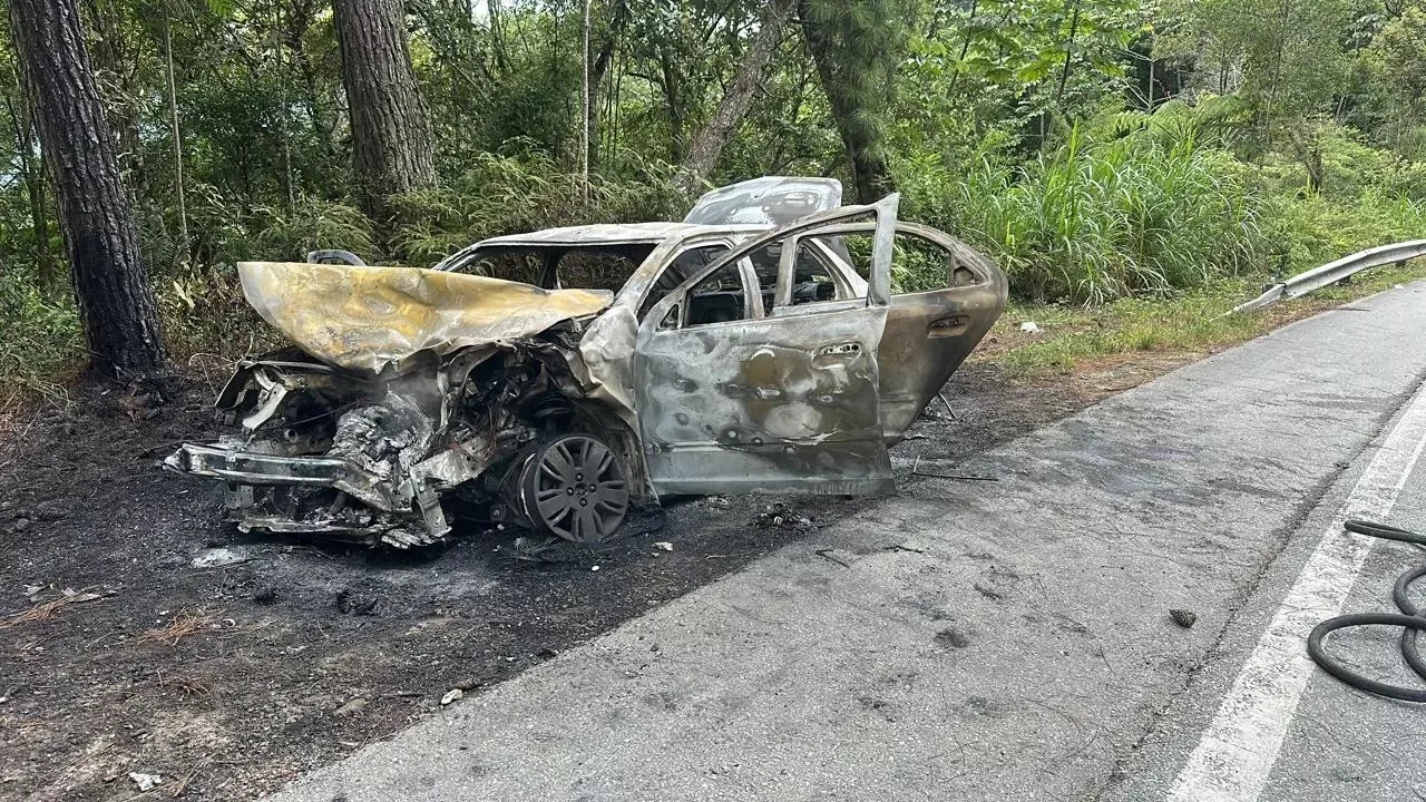 Chevrolet Cobalt incendiado após acidente, visto de frente