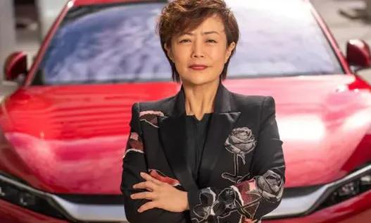 Imagem mostra Stella Li - vice-presidente da BYD - Mulheres no mercado automotivo. 5 figuras que chegaram ao topo