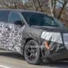 Novo SUV da Jeep camuflado de preto e branco e visto de frente