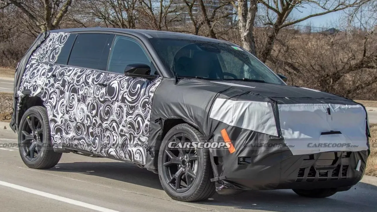 Novo SUV da Jeep camuflado de preto e branco e visto de frente