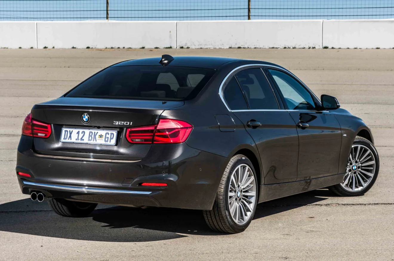 BMW 320i preto de traseira parado na pista