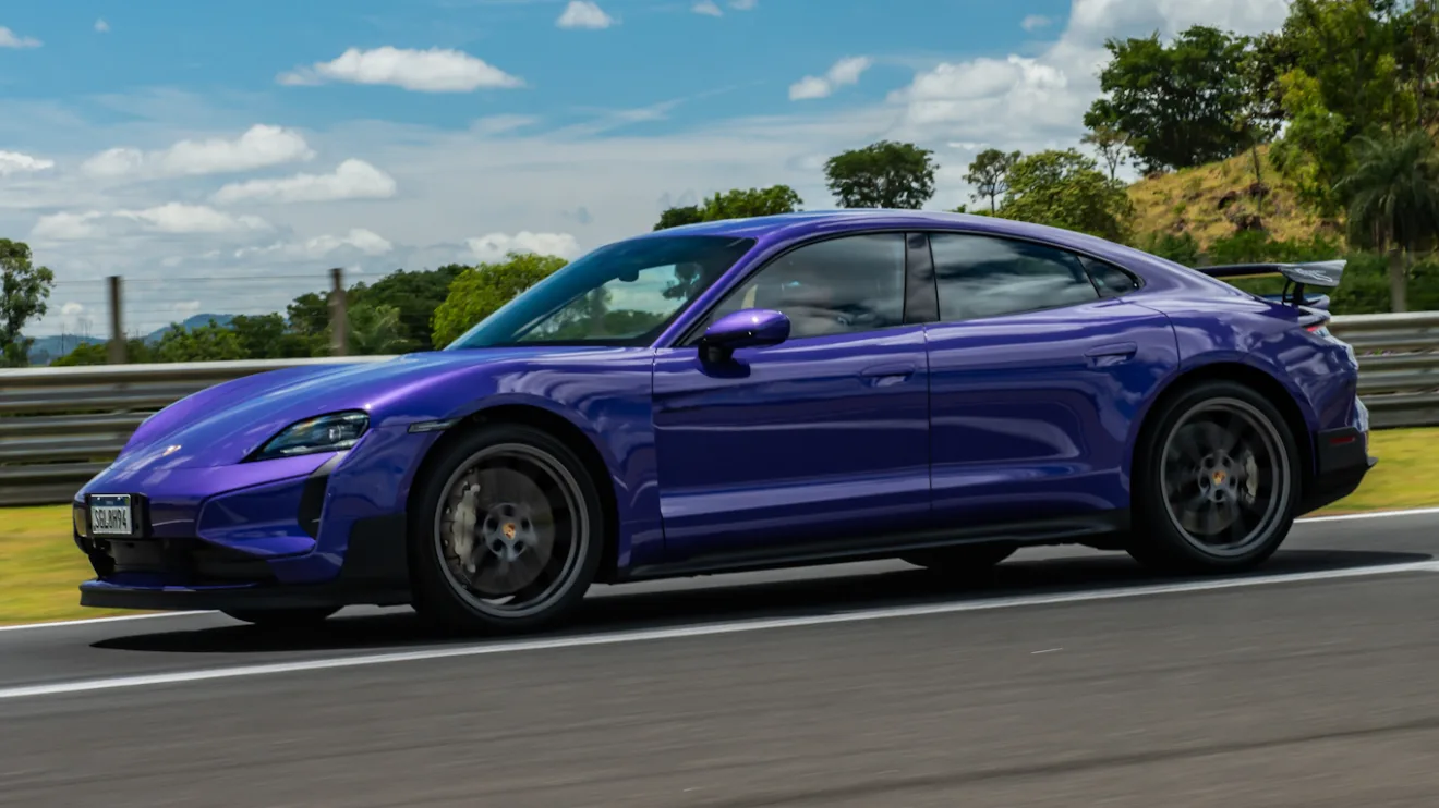 Porsche Taycan Turbo GT com Pacote Weissach roxo, visto de lado