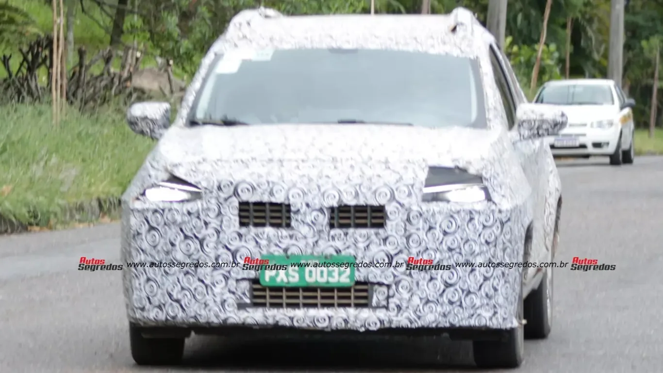 Fiat Pulse reestilizado, camuflado de preto e branco, visto de frente e com faróis acesos