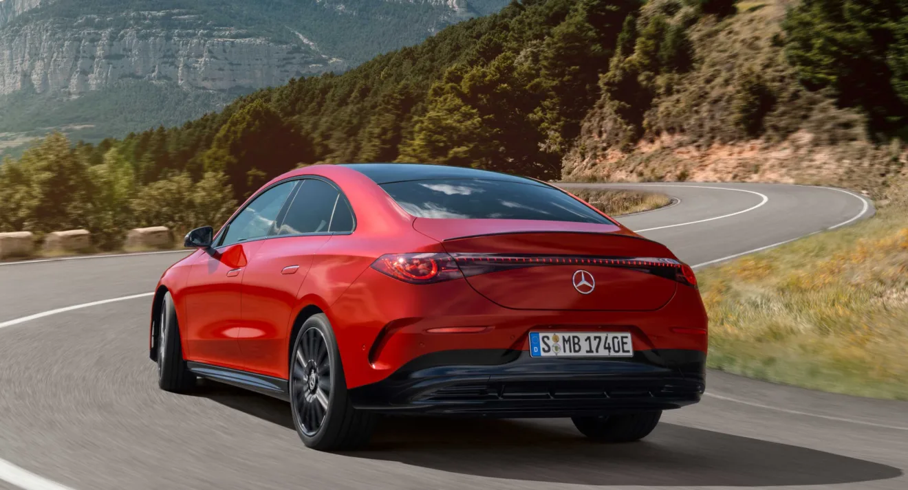 Novo Mercedes-Benz CLA vermelho de traseira andando na estrada