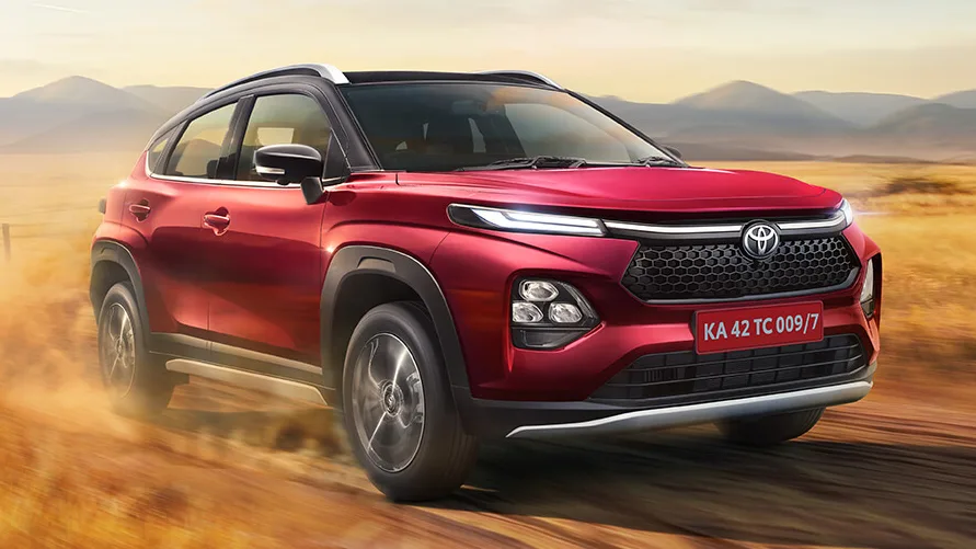 Toyota Taisor vermelho de frente no deserto