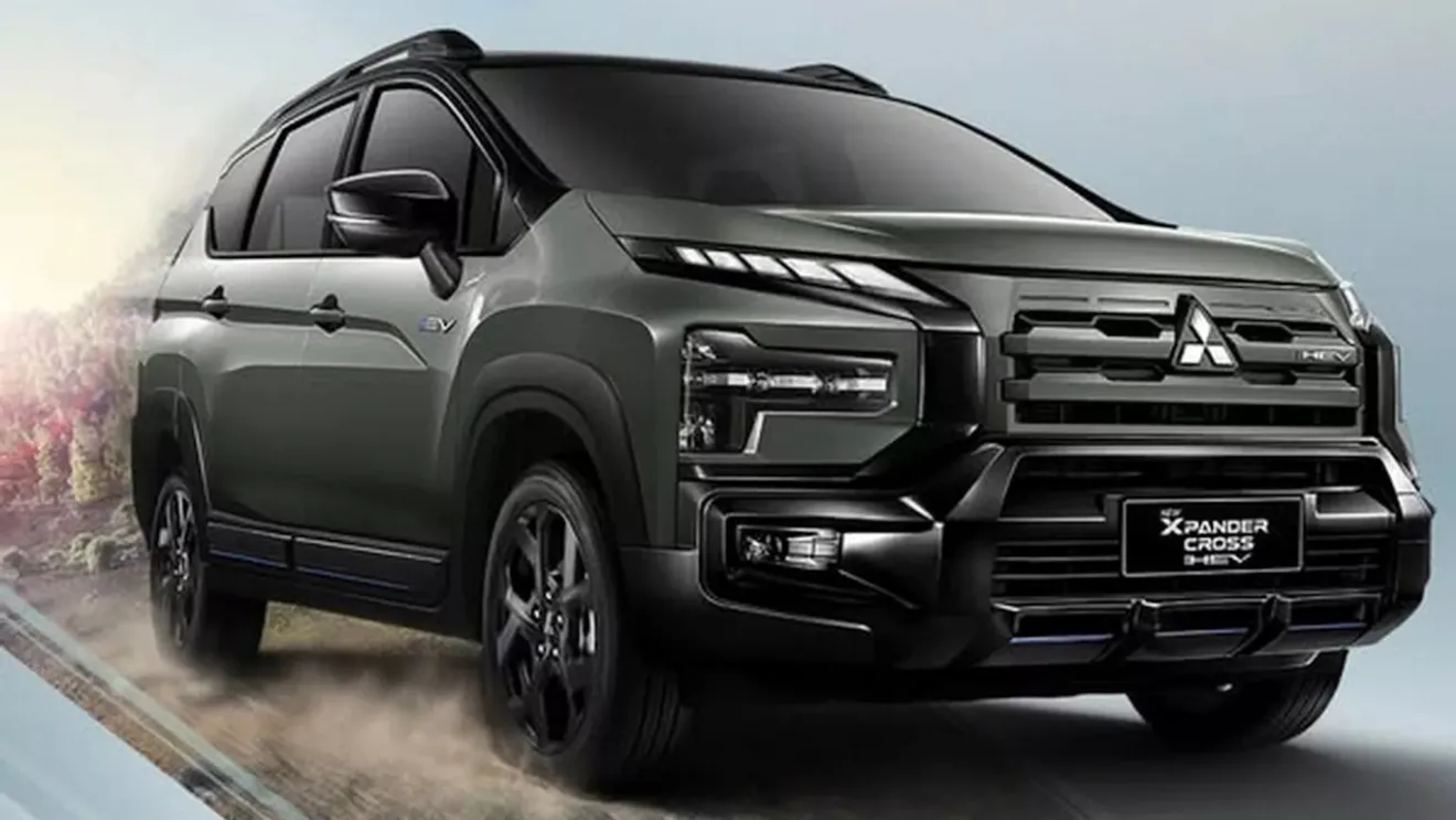 Mitsubishi Xpander Cross HEV Play verde com detalhes pretos, visto de frente e DRL's acesos