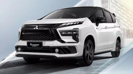 Mitsubishi XPander HEV Play branca com detalhes pretos, com DRL's acesos e vista de frente