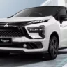 Mitsubishi XPander HEV Play branca com detalhes pretos, com DRL's acesos e vista de frente