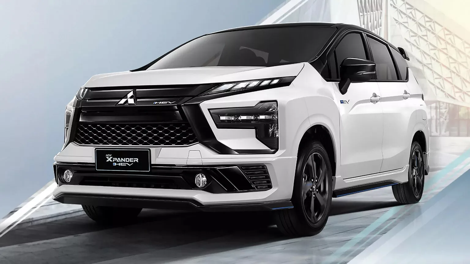 Mitsubishi XPander HEV Play branca com detalhes pretos, com DRL's acesos e vista de frente