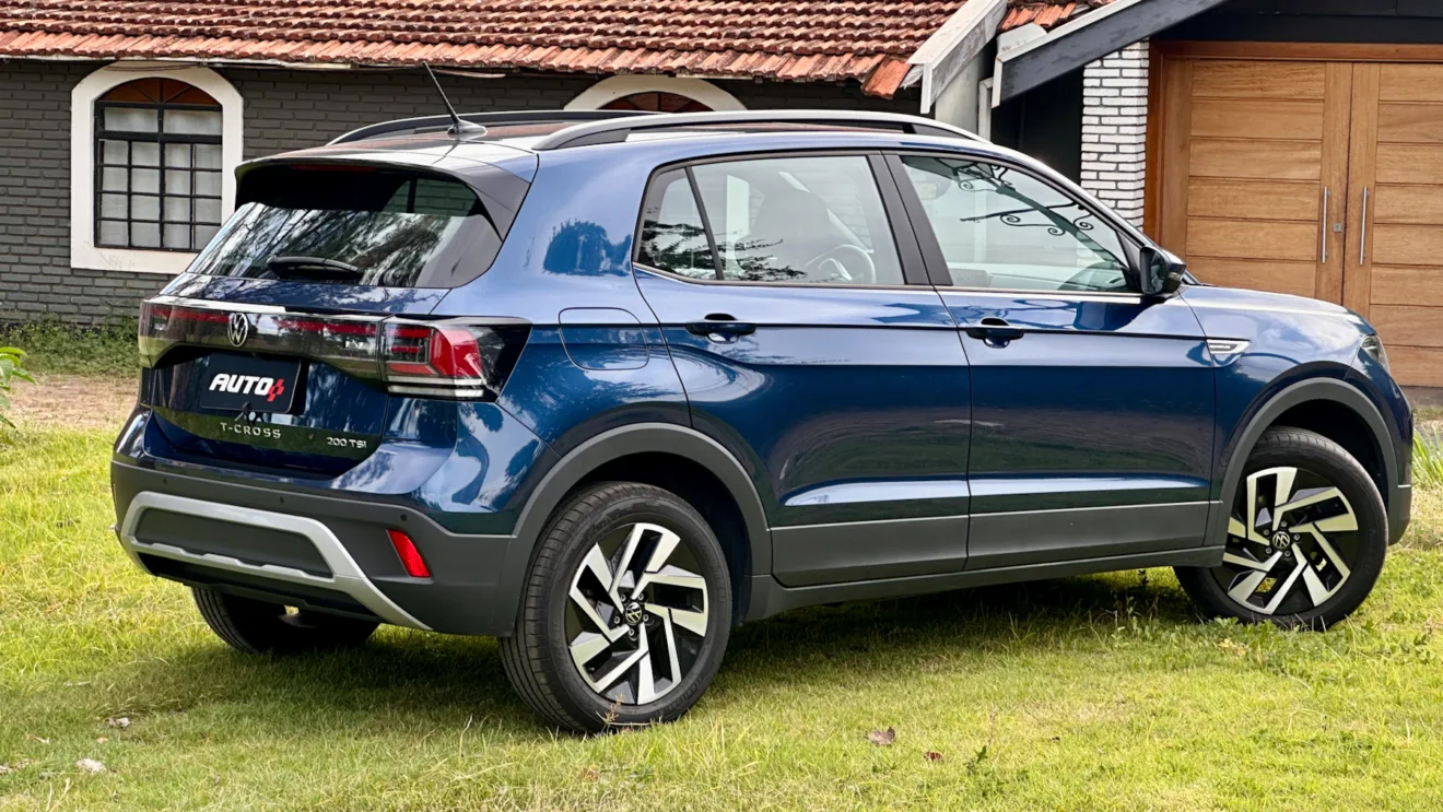 Volkswagen T-Cross Comfortline azul de trás em um gramado com uma casa ao fundo