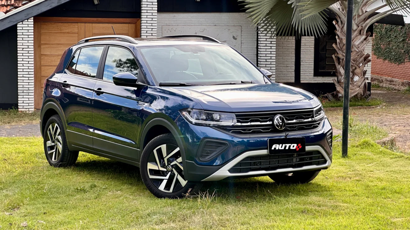Volkswagen T-Cross Comfortline azul de frente em um gramado