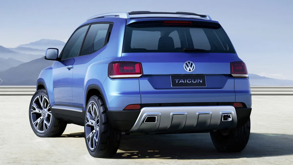 Volkswagen Taigun azul de traseira em um fundo genérico