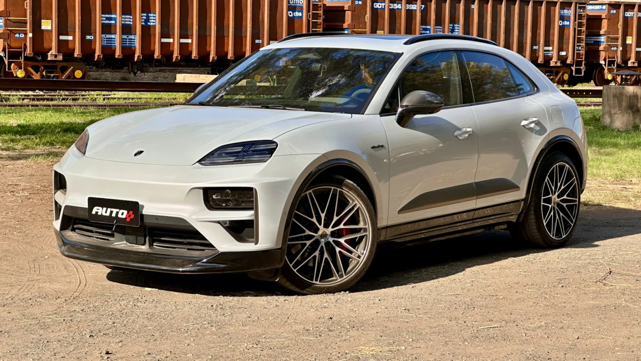 Porsche Macan Turbo branco em uma estação de trem - Porsche Macan sairá de linha