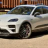 Porsche Macan Turbo branco em uma estação de trem - Porsche Macan sairá de linha