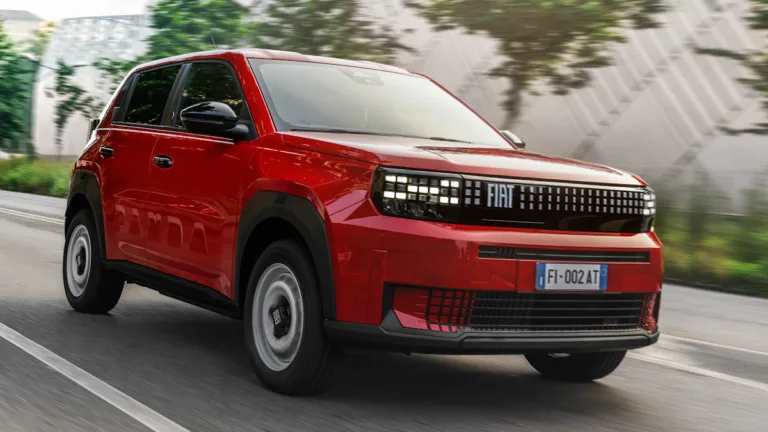 novo Fiat Uno / fiat grande panda vermelho de frente em uma estrada