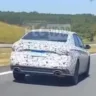 Novo Volkswagen Jetta GLI camuflado de traseira andando na estrada