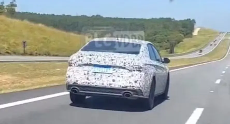 Novo Volkswagen Jetta GLI camuflado de traseira andando na estrada