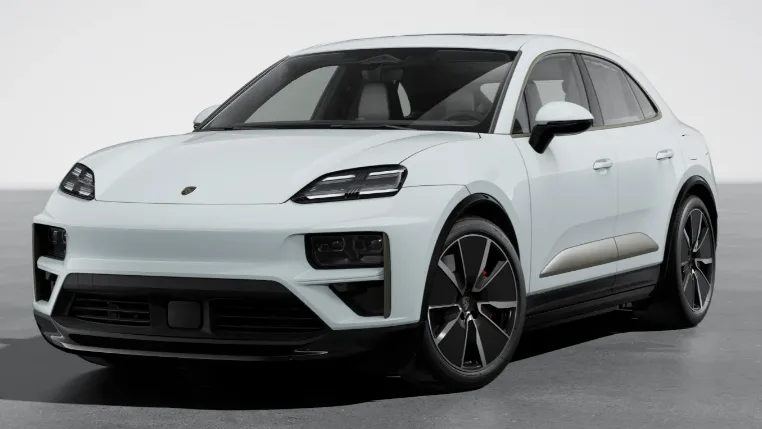 Porsche Macan Electric Turbo branco com detalhes pretos, visto de frente e com fundo claro