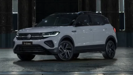 T-Cross brasileiro reestilizado na cor branca com teto preto em um galpão