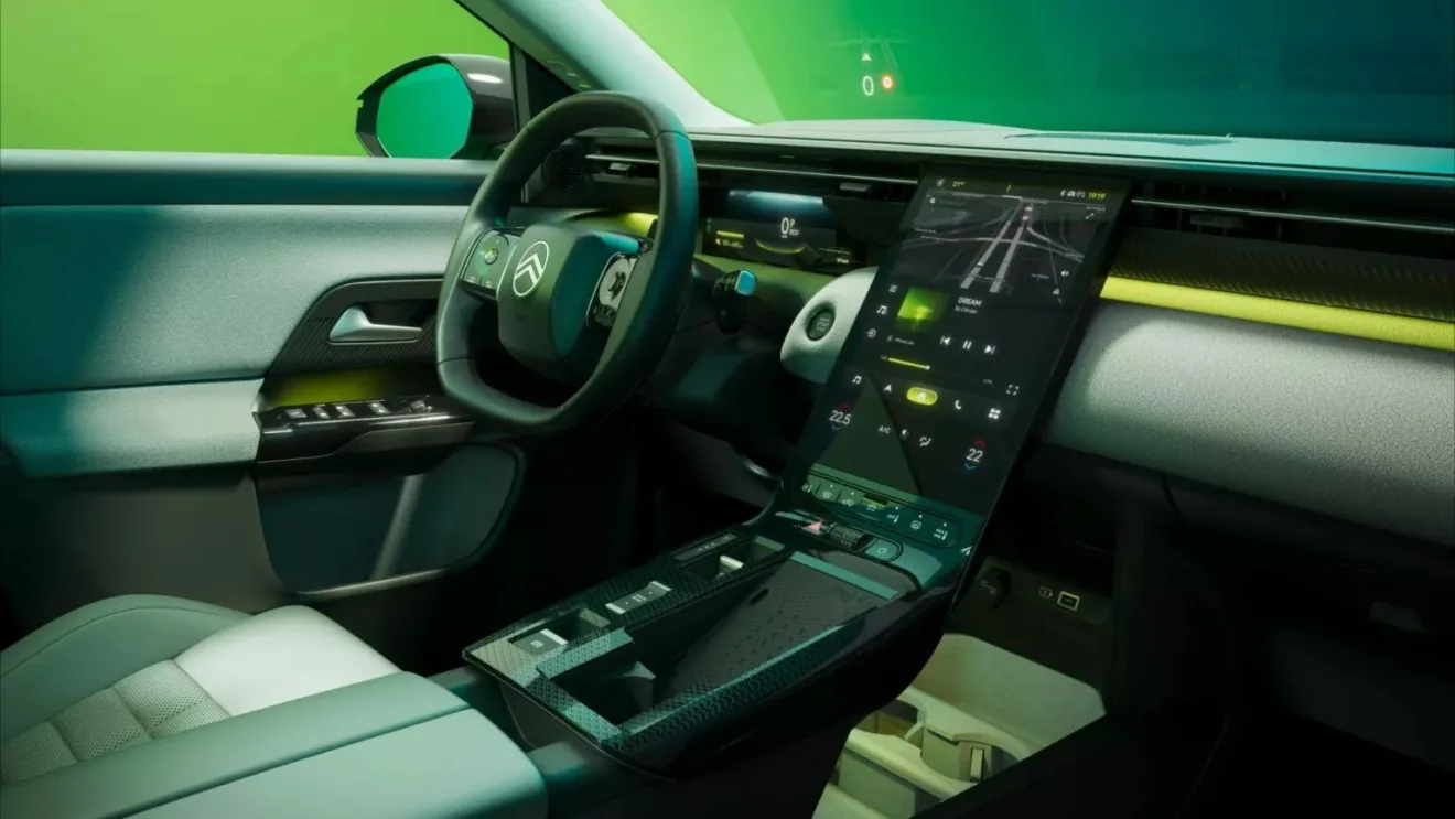 Interior do Citroën C5 Aircross reestilizado com telas ligadas