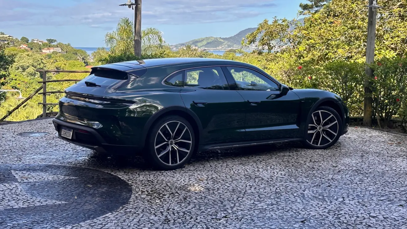 Porsche Taycan Cross Turismo Turbo verde de lado com uma praia ao fundo