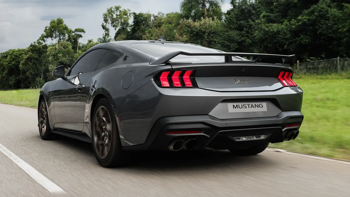 Ford Mustang Manual cinza de traseira na pista