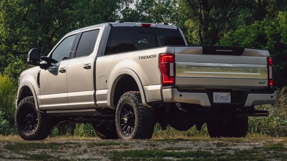 Ford F-350 Tremor prata de traseira  em uma floresta