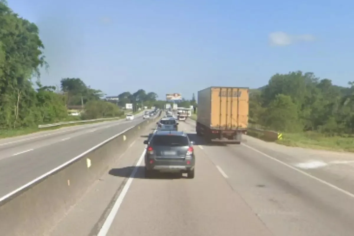 Carros e caminhão parados na BR-101