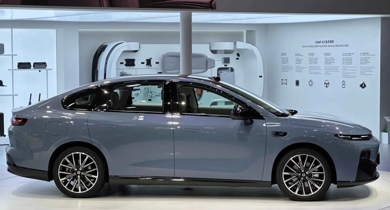 Leapmotor B01 azul parado de frente no Salão da China