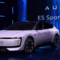 AUDI E5 Sportback rosa parado de traseira sobre o palco