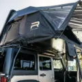 Imagem mostra barraca de teto gigante para carro