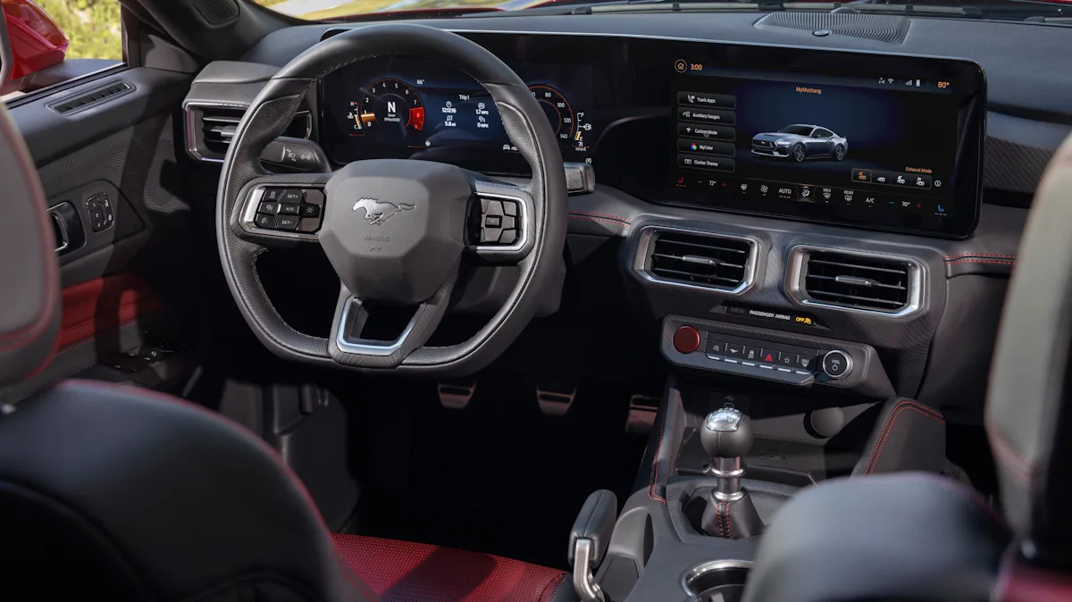 interior do ford mustang gt manual