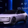 AUDI E5 Sportback rosa parado de traseira sobre o palco