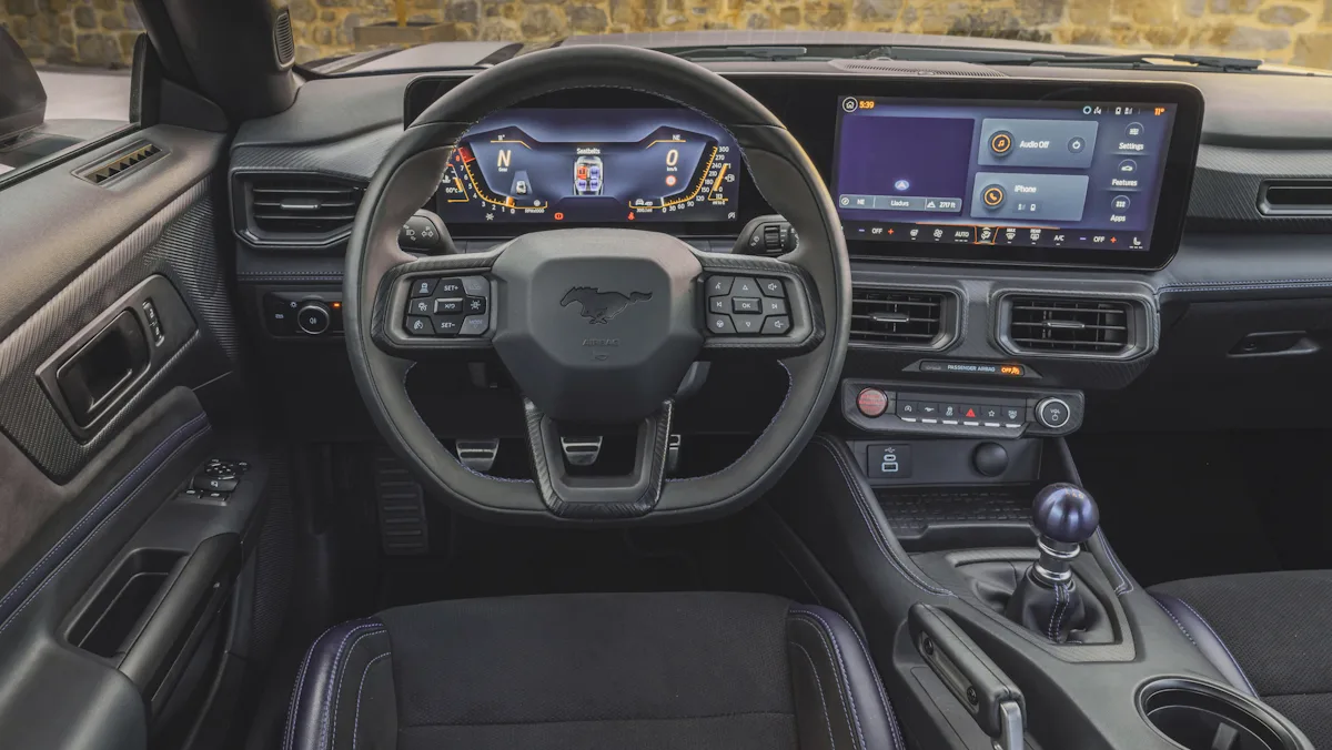 interior do ford mustang dark horse manual