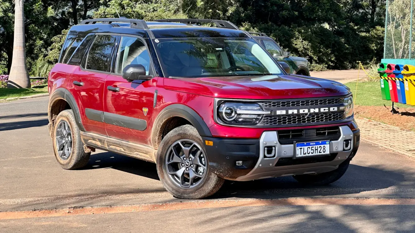 Ford Bronco Sport vermelho  Jeep Compass
