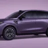 Leapmotor B10 roxo parado de frente e lateral