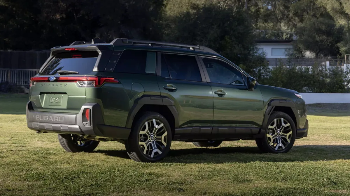 Subaru Outback verde de traseira