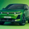 Citroën C5 Aircross reestilizado verde com detalhes pretos, visto de frente e com faróis acesos