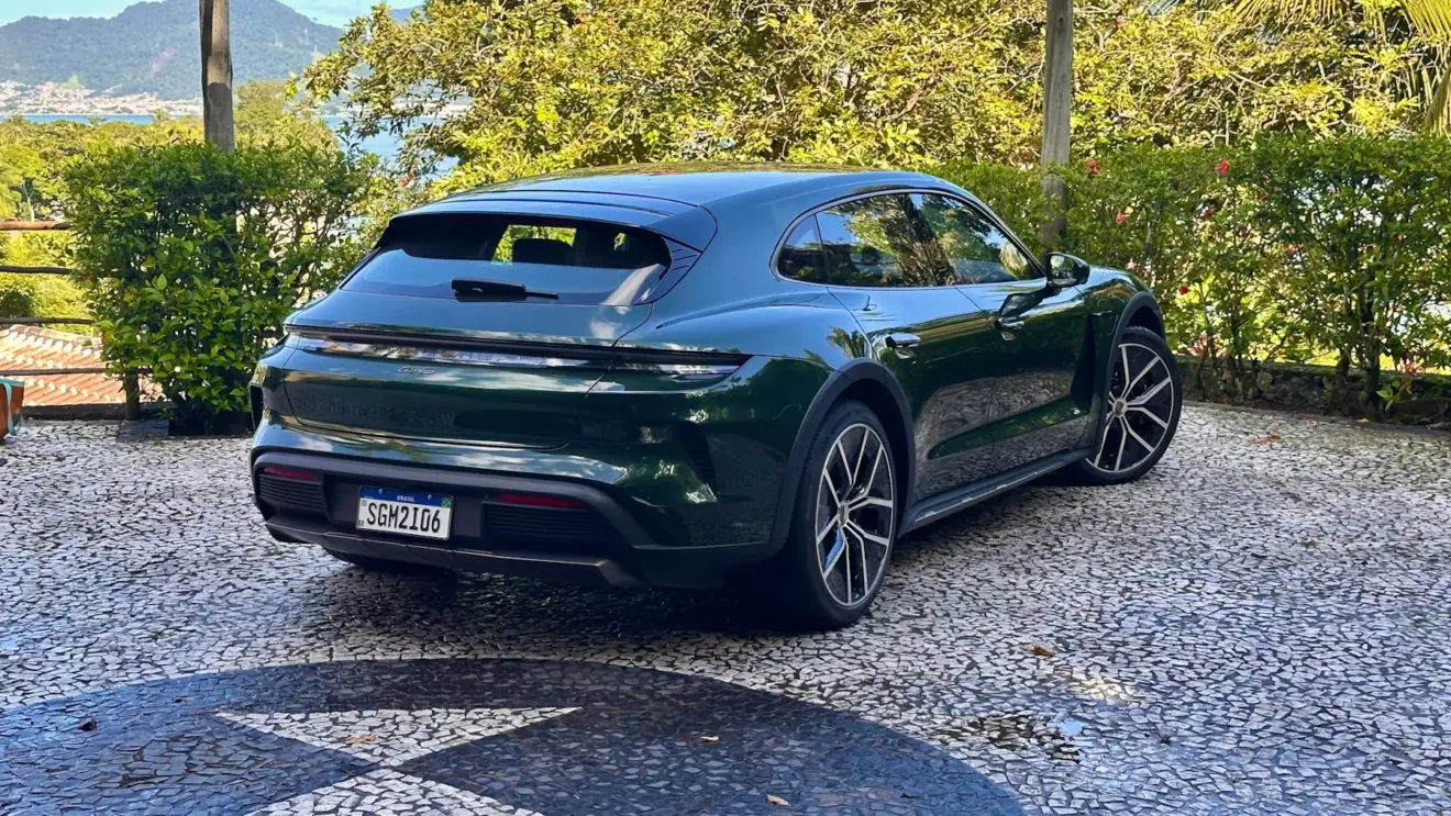 Porsche Taycan Cross Turismo Turbo verde de traseira com uma praia ao fundo