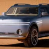 Genesis X Gran Equator cinza, com faróis acesos, visto de lado