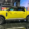 Nova Nissan Frontier híbrida de lateral na cor amarela