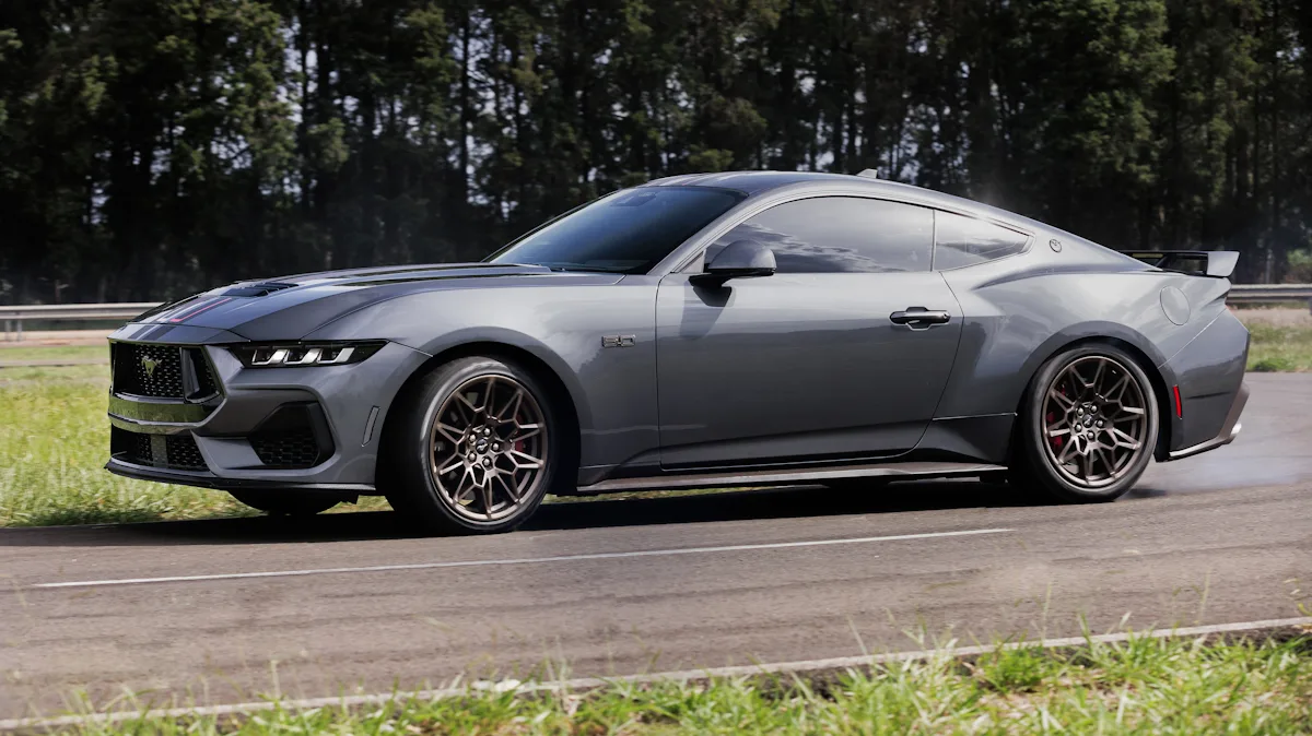 Ford Mustang Manual cinza de lado na pista fritando pneu