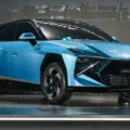 Omoda 3 azul de frente