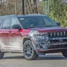 Jeep Grand Cherokee reestilizado vermelho com camuflagem preta e branca e visto de frente