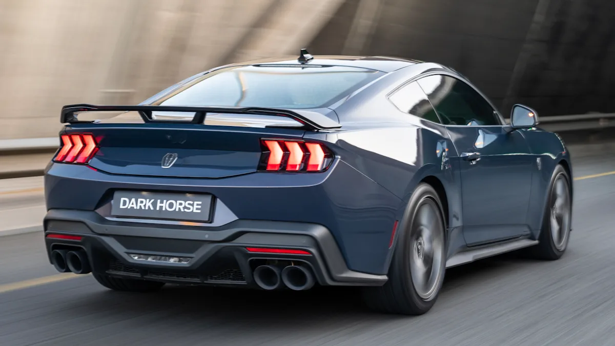 Ford Mustang Dark Horse manual azul de traseira entrando em um túnel