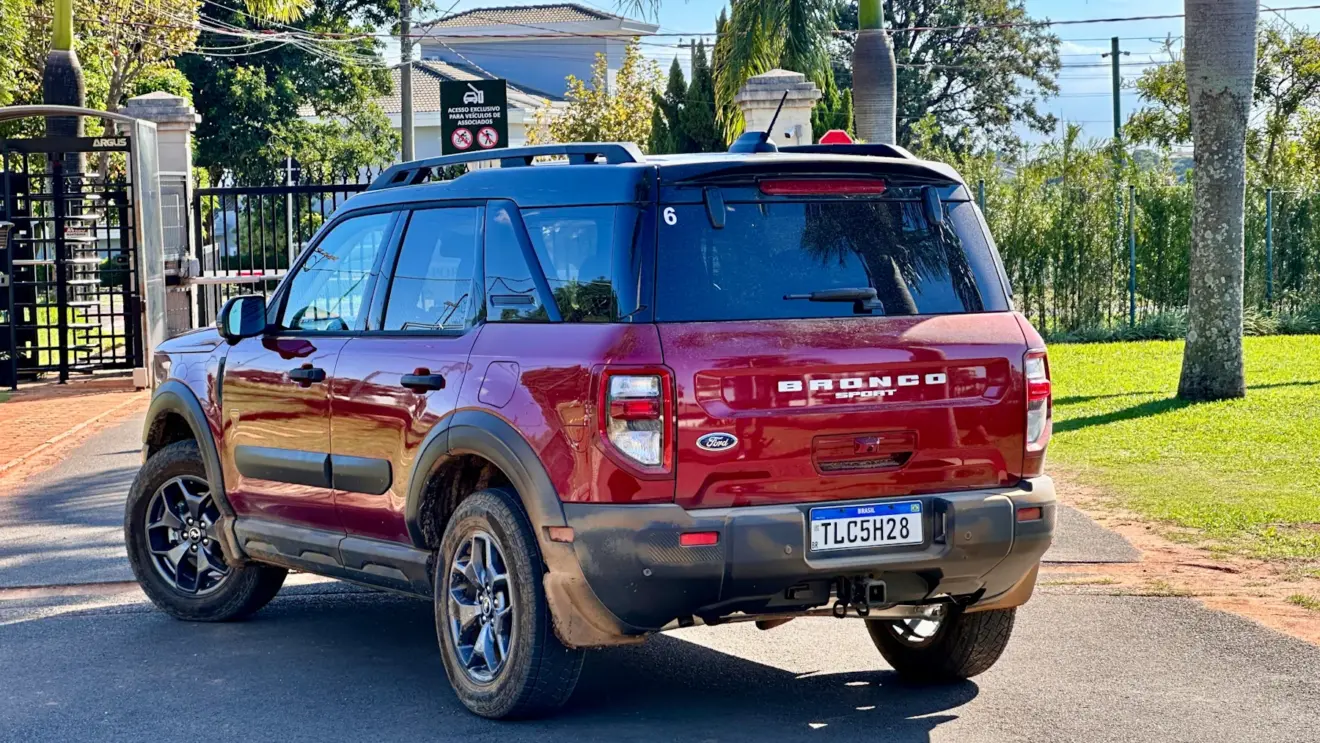 Ford Bronco Sport vermelho de traseira
